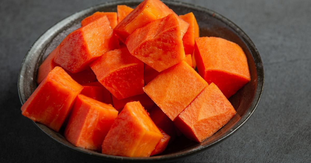 How to Serve Papaya to Dogs